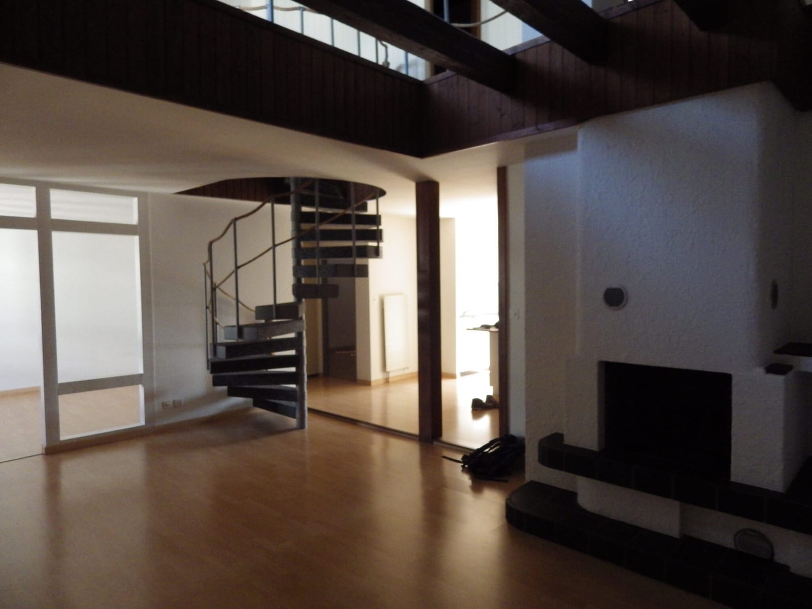 Wohnbereich mit Cheminée und Wendeltreppe – 4.5-Zimmer-Maisonette, Olten